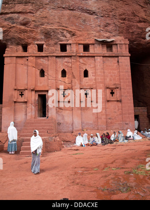 Pilgrims outside Bet Abba Libanos church in Lalibela Stock Photo