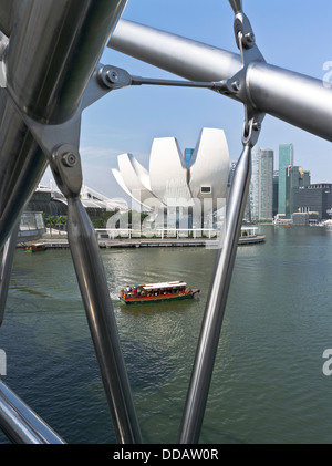 dh  MARINA BAY SINGAPORE Helix bridge bumboat river cruise tour water taxi The Art Science Museum boats Stock Photo