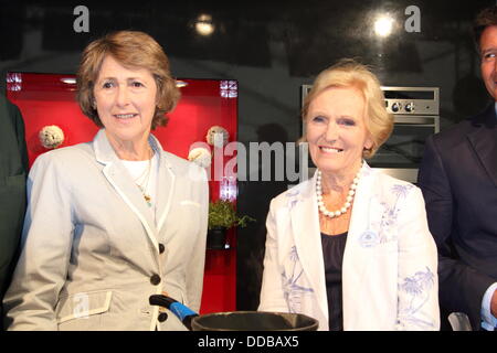 TV cook, Mary Berry (right) with the Duchess of Devonshire in the cookery theatre, Chatsworth Country Fair, Derbyshire, UK Stock Photo