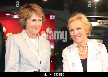 TV cook, Mary Berry (right) with the Duchess of Devonshire (left) in the cookery theatre, Chatsworth Country Fair, Derbyshire, UK Stock Photo