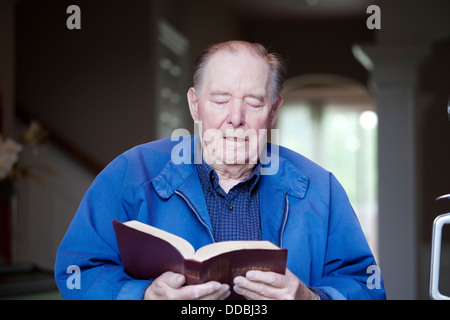 Elderly 90 yr old man reading the Bible Stock Photo
