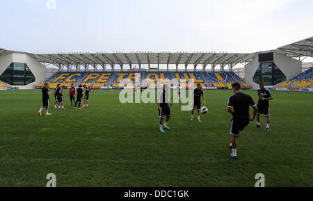 Ploiesti, Romania. Wednesday 28 August 2013  Pictured: Players training at Petrolul Ploiesti Stadium.   Re: Swansea City FC arrive to Romania for a press conference and training session, a day before their UEFA Europa League, play off round, 2nd leg, against Petrolul Ploiesti in Romania. © D Legakis/Alamy Live News Stock Photo