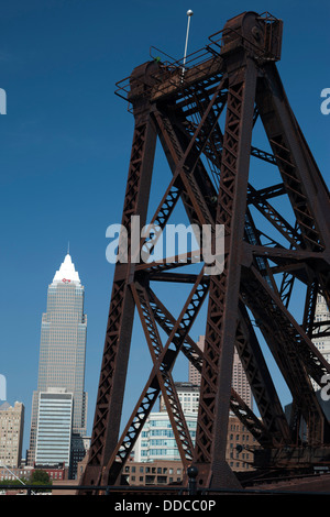 LIFT BRIDGE KEY BANK TOWER BUILDING (©CESAR PELLI 1991) DOWNTOWN CLEVELAND OHIO USA Stock Photo