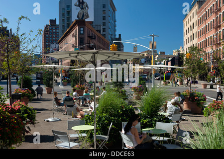 OUTDOOR TABLES WEST FOURTEENTH STREET AT MEAT MARKET PACKING DISTRICT MANHATTAN NEW YORK CITY USA Stock Photo