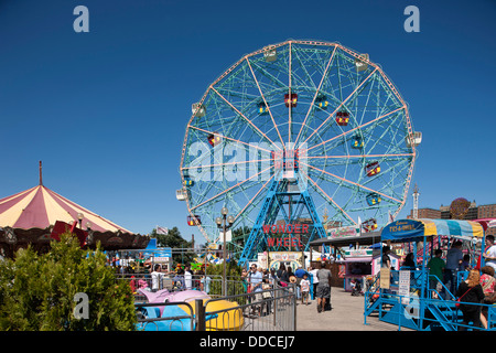 DENO’S WONDER WHEEL AMUSEMENT PARK CONEY ISLAND BROOKLYN NEW YORK CITY USA Stock Photo