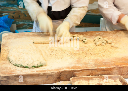 Street vendor cutting injeolmi (tteok) in Seoul, South Korea Stock Photo