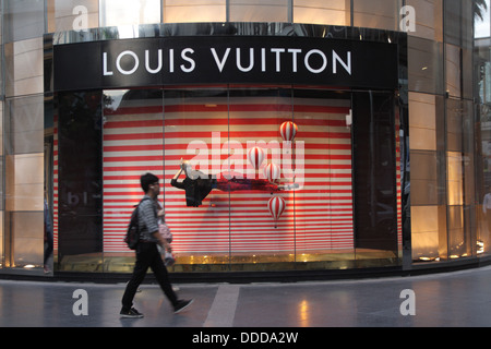 People walk passing through Louis Vuitton Shop at Gaysorn Plaza Stock Photo: 59934819 - Alamy