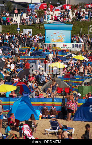 Bournemouth, UK Saturday 31 August 2013. Thousands enjoy the warm sunny weather at the seaside in  Bournemouth, UK. A reported 404,000 people flocked to  the seaside to watch the Bournemouth Air Festival and enjoy the warm sunny weather. © Carolyn Jenkins/Alamy Live News Stock Photo