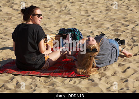 Bournemouth, UK Saturday 31 August 2013. Thousands enjoy the warm sunny weather at the seaside in  Bournemouth, UK. A reported 404,000 people flocked to  the seaside to watch the Bournemouth Air Festival and enjoy the warm sunny weather. © Carolyn Jenkins/Alamy Live News Stock Photo