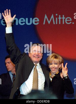 SPD candidate for chancellor Gerhard Schröder and his wife Doris wave at their supporters in Bonn on the 27th of September in 1998 after the victory of the Bundestag elections. Stock Photo