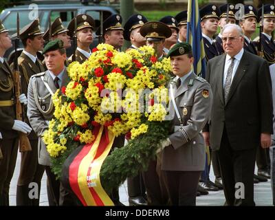 Chancellor Helmut Kohl walks past the Russian honorary formation at the Tomb of the Unknown Soldier on the 50th anniversary of the end of World War II on the 9th of May in 1995. Stock Photo