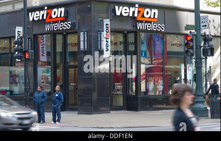 A file photo dated 22 May 2012 shows a  a Verizon branch in Chicago, llinois/USA. According to media reports on 02 September 2013, Verizon Communications is close to sealing a 130-billion-US dollar deal to buy the stake of Vodafone Group in their joint venture, Verizon Wireless. An announcement by both companies is expected to take place on 02 September. Photo: Peer Grimm dpa Stock Photo