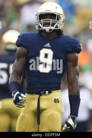 South Bend, Indiana, USA. 31st Aug, 2013. August 31, 2013: Notre Dame linebacker Jaylon Smith (9) during NCAA Football game action between the Notre Dame Fighting Irish and the Temple Owls at Notre Dame Stadium in South Bend, Indiana. Notre Dame defeated Temple 28-6. © csm/Alamy Live News Stock Photo