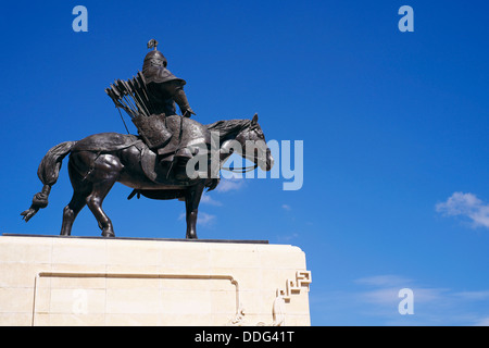 Mongolia, Ulan Bator, Sukhbaatar square, Mongol soldier in front of parlement Stock Photo