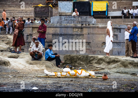 Mourners with body for Hindu cremation at Harishchandra Ghat electric ...