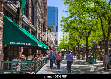Sidewalk cafe on the pedestrianised 16th Street Mall in downtown Denver, Colorado, USA Stock Photo