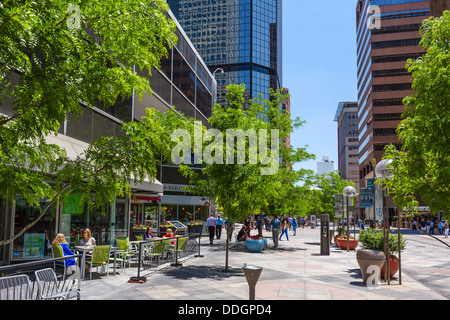 Cafe and shops on the pedestrianised 16th Street Mall in downtown Denver, Colorado, USA Stock Photo