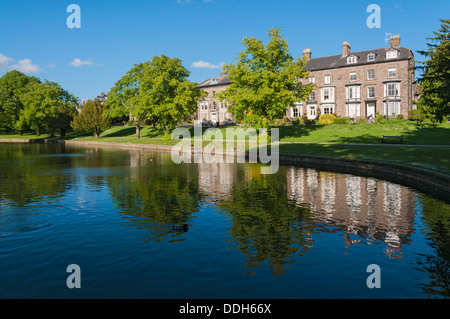 Great Britain, England, Derbyshire, Peak District, Buxton, private residences and lodging overlook Pavilion Gardens Stock Photo