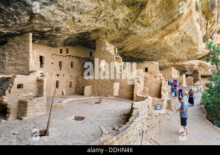 Tourists at Spruce Tree House ruins, ancient Anasazi pueblo dwellings, Mesa Verde National Park, Cortez, USA. Cliff dwelling. Stock Photo