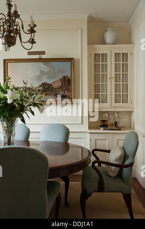 Victorian pedestal table in dining room with cabriole legged chairs covered in Lichen linen from Nicholas Haslam Stock Photo