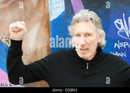Berlin, Germany. 03rd Sep, 2013. Roger Waters (L), singer, bassist, composer, songwriter and former front man of British rock band Pink Floyd, speaks at the East Side Gallery in Berlin, Germany, 03 September 2013. Photo: MAURIZIO GAMBARINI/dpa/Alamy Live News Stock Photo