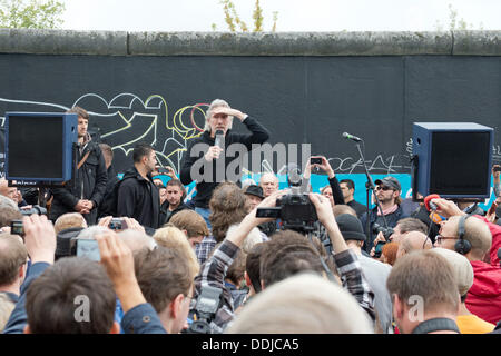 Berlin, Germany. 03rd Sep, 2013. Roger Waters (C), singer, bassist, composer, songwriter and former front man of British rock band Pink Floyd, speaks at the East Side Gallery in Berlin, Germany, 03 September 2013. Photo: MAURIZIO GAMBARINI/dpa/Alamy Live News Stock Photo