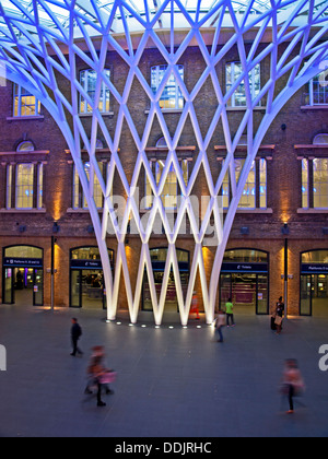 View of the steel lattice-work roof structure engineered by Arup, on the western concourse of King's Cross railway Station. Stock Photo