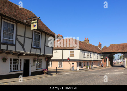 15th century Admiral Owen pub and 16th century Crispin Inn by 14th century Barbican Tollhouse Gate in Sandwich Kent England UK Stock Photo