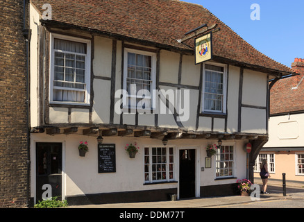 The Admiral Owen pub in 15th century timber-framed building in historic town of Sandwich, Kent, England, UK, Britain Stock Photo