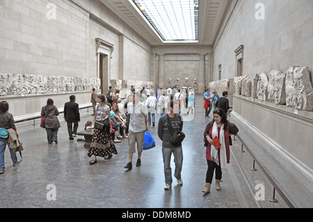 VISITORS TO THE BRITISH MUSEUM VIEW THE ELGIN MARBLES LONDON UK Stock Photo