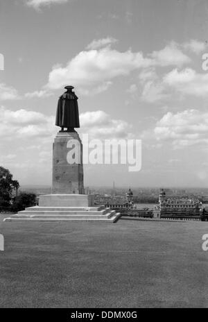 General James Wolfe statue, Greenwich Park, London, c1945-c1965. Artist: SW Rawlings Stock Photo