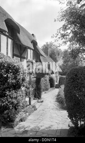 Anne Hathaway's Cottage, Stratford-upon-Avon, Warwickshire, 1945-1980. Artist: Eric de Maré Stock Photo