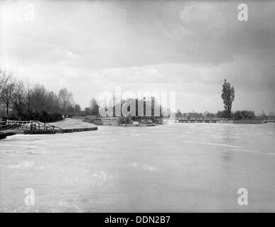 Caversham Lock, Caversham, Reading, Berkshire, 1883. Artist: Henry Taunt Stock Photo