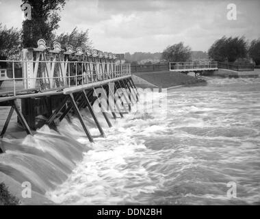 Caversham New Weir, Caversham, Reading, Berkshire, 1883. Artist: Henry Taunt Stock Photo