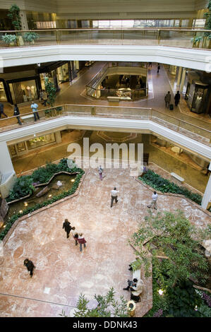 Downtown BOSTON: American shopping mall of COPLEY PLACE (USA