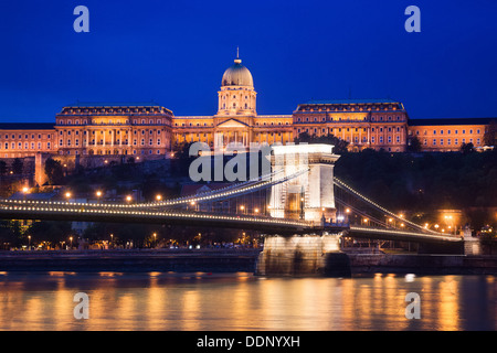 Buda Castle / Royal Palace and Szechenyi Chain Bridge at night. Budapest, Hungary Stock Photo