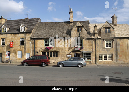 The Red Lion Public House, Chipping Campden High Street, town in the English Cotswolds Gloucestershire England UK grade II listed building Stock Photo