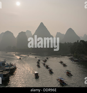 Tourboats on the Li River, Yangshuo, Guilin, Guangxi Province, China Stock Photo