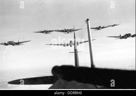 Second World War / WWII, aerial warfare, England, approaching German bombers Heinkel He 111, summer 1940, Battle for Britain, air raid, air attack, air raids, raid, raids, Luftwaffe (German Air Force), Wehrmacht, armed forces, aeroplane, airplane, plane, airplanes, aeroplanes, planes, aircraft, Germany, German Reich, Third Reich, Great Britain, flying, sky, 1940s, 40s, 20th century, second, 2nd, world war, world wars, approach, approaches, bomber, bombers, historic, historical, Additional-Rights-Clearences-Not Available Stock Photo