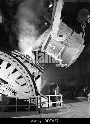 Pouring iron into a Kaldo unit, Park Gate Iron and Steel Co, Rotherham, South Yorkshire, 1964. Artist: Michael Walters Stock Photo