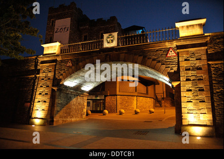 Magazine Gate, one of seven gates on Derry’s walls and the Tower Museum at dusk. Stock Photo