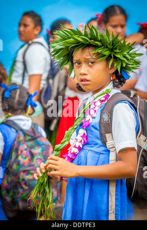 Aitutaki, a young girl in traditional polynesian costume during the parade of the investiture of Makirau Haurua - Cook Islands Stock Photo