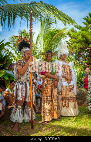 Aitutaki, men dressed in traditional polynesian costume during the parade of the investiture of Makirau Haurua - Cook Islands Stock Photo