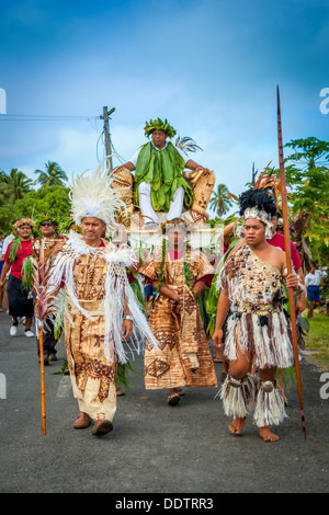 COOK ISLANDS - Makirau Haurua in traditional costume being carried on throne during investiture - Aitutaki, South Pacific Stock Photo