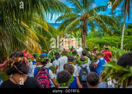 COOK ISLANDS - Makirau Haurua in traditional costume being carried on throne during investiture - Aitutaki, South Pacific Stock Photo