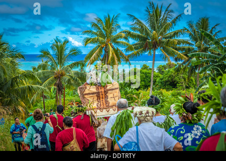 COOK ISLANDS - Makirau Haurua in traditional costume being carried on throne during investiture - Aitutaki, South Pacific Stock Photo