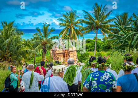 COOK ISLANDS - Makirau Haurua in traditional costume being carried on throne during investiture - Aitutaki, South Pacific Stock Photo