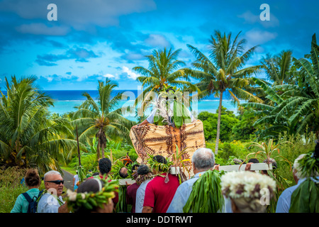 COOK ISLANDS - Makirau Haurua in traditional costume being carried on throne during investiture - Aitutaki, South Pacific Stock Photo