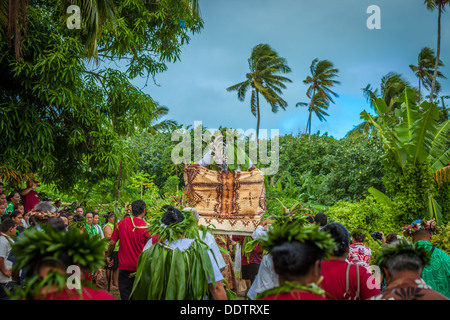 COOK ISLANDS - Makirau Haurua in traditional costume being carried on throne during investiture - Aitutaki, South Pacific Stock Photo