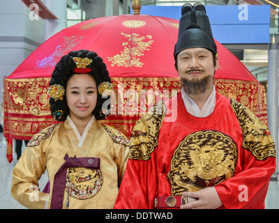 Couple in traditional Korean costume, Seoul, South Korea Stock Photo